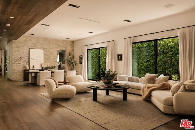 144 N Bowling Green Way, Los Angeles, CA 90049