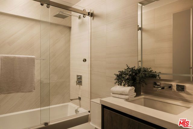 144 N Bowling Green Way, Los Angeles, CA 90049