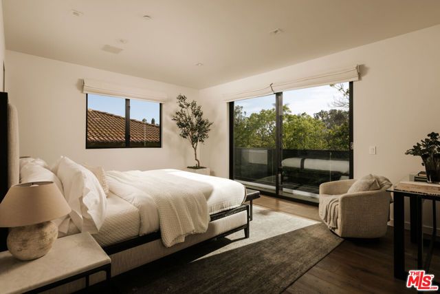 144 N Bowling Green Way, Los Angeles, CA 90049