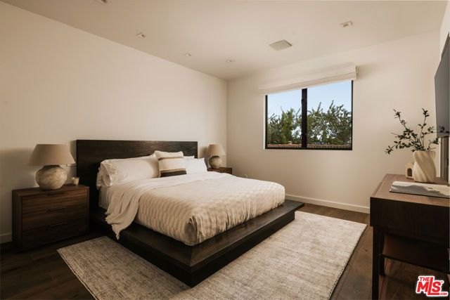 144 N Bowling Green Way, Los Angeles, CA 90049