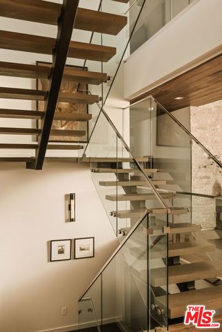 144 N Bowling Green Way, Los Angeles, CA 90049