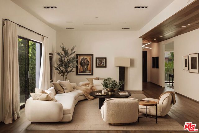 144 N Bowling Green Way, Los Angeles, CA 90049