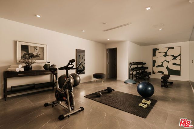 144 N Bowling Green Way, Los Angeles, CA 90049