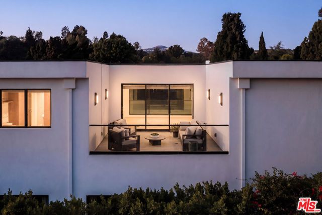144 N Bowling Green Way, Los Angeles, CA 90049