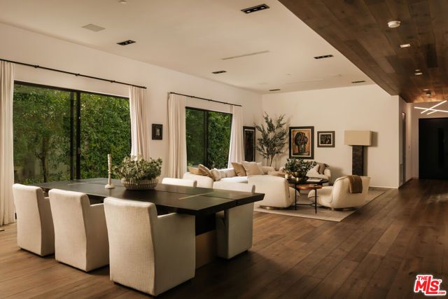 144 N Bowling Green Way, Los Angeles, CA 90049