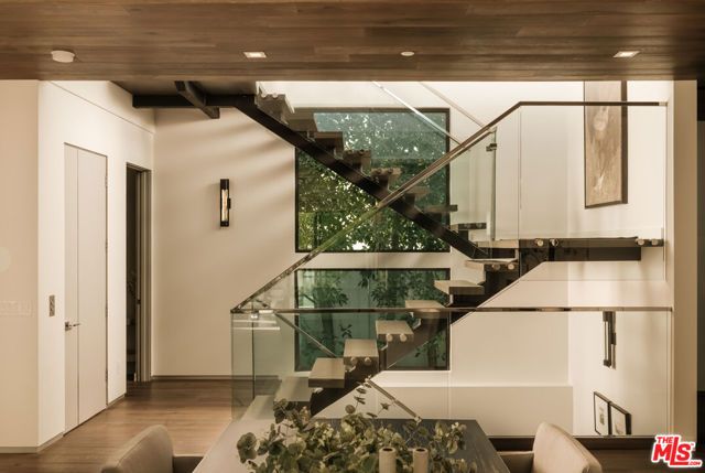 144 N Bowling Green Way, Los Angeles, CA 90049