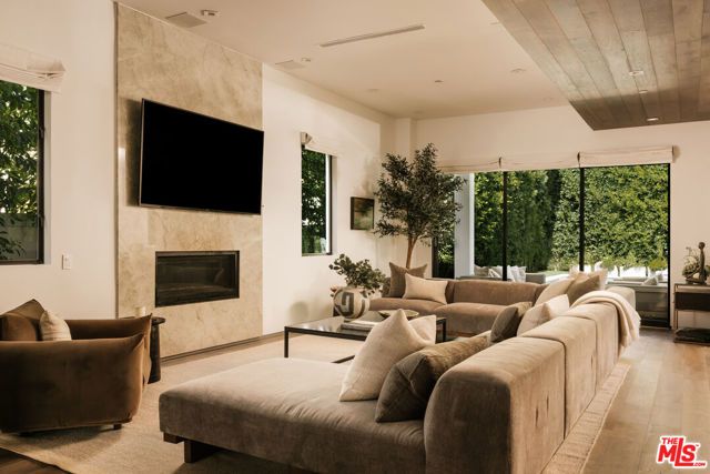 144 N Bowling Green Way, Los Angeles, CA 90049