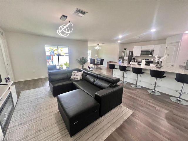 2425 NE 7th PL, Cape Coral, FL 33909