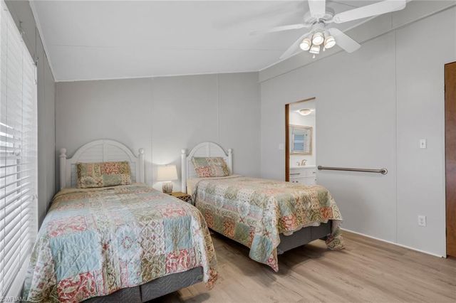 220 Ocean Reef LN 129, Naples, FL 34114