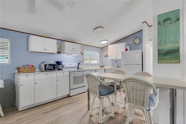 220 Ocean Reef LN 129, Naples, FL 34114