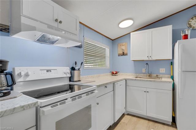220 Ocean Reef LN 129, Naples, FL 34114