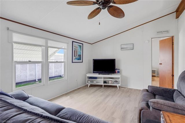 220 Ocean Reef LN 129, Naples, FL 34114