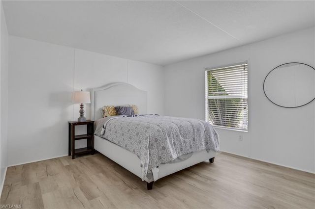 220 Ocean Reef LN 129, Naples, FL 34114