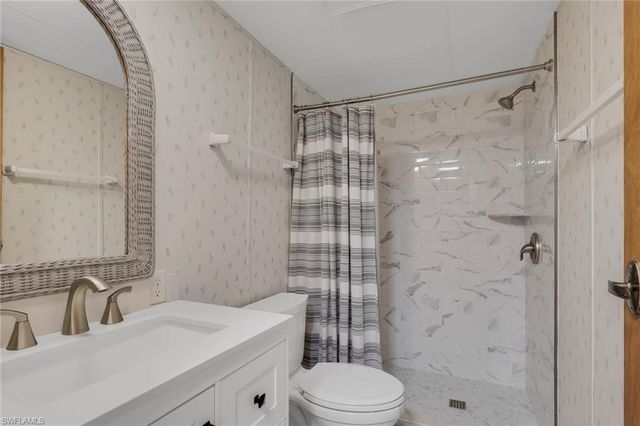 220 Ocean Reef LN 129, Naples, FL 34114