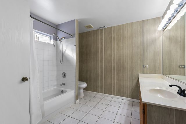 935 Viewpoint Drive, Lake In The Hills, IL 60156