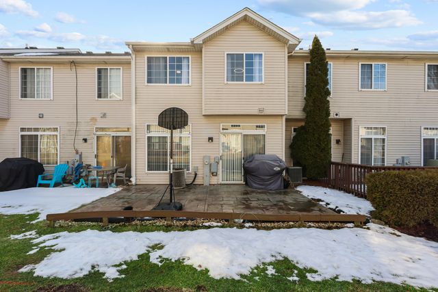 935 Viewpoint Drive, Lake In The Hills, IL 60156