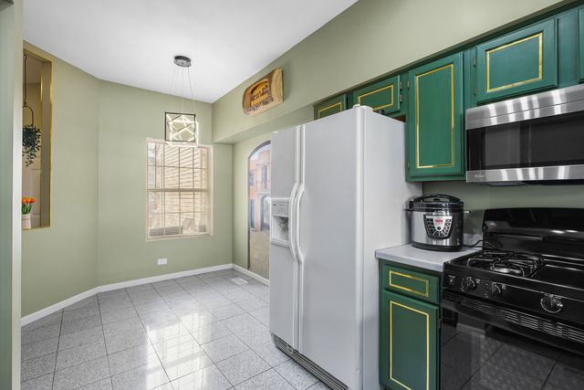 935 Viewpoint Drive, Lake In The Hills, IL 60156