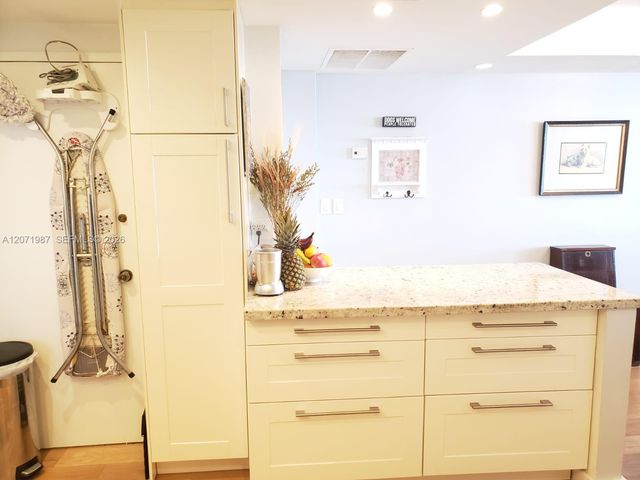 801 Brickell Bay Drive 1767, Miami, FL 33131