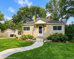 6735 Cooley Lake Road, West Bloomfield, MI 48324