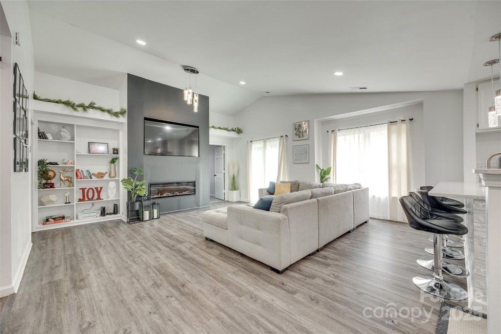 7442 Crestside Lane, Charlotte, NC 28227