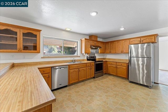 124 Chestnut Dr, Hercules, CA 94547