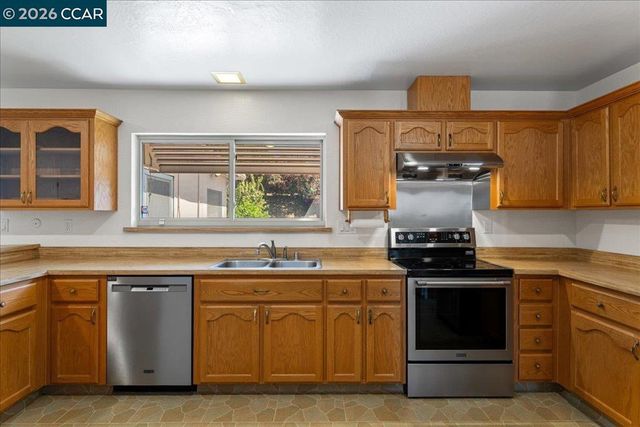 124 Chestnut Dr, Hercules, CA 94547