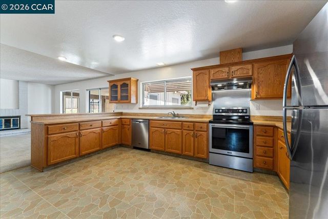 124 Chestnut Dr, Hercules, CA 94547