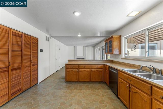 124 Chestnut Dr, Hercules, CA 94547