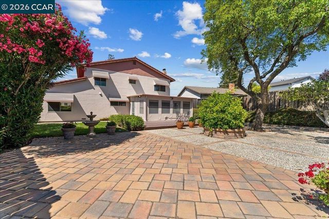 124 Chestnut Dr, Hercules, CA 94547