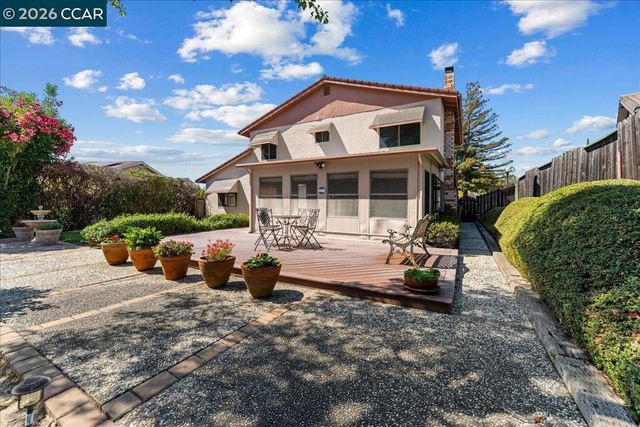 124 Chestnut Dr, Hercules, CA 94547