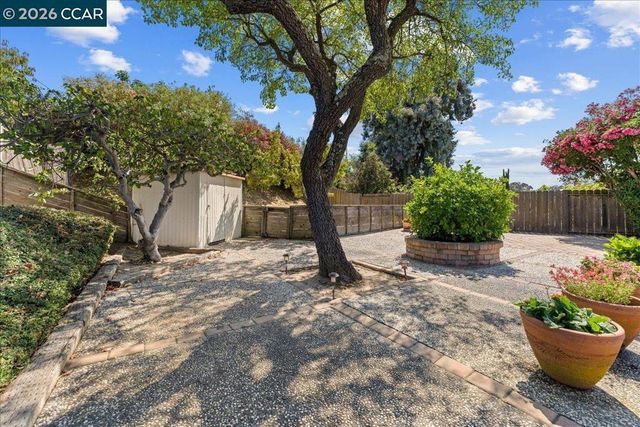 124 Chestnut Dr, Hercules, CA 94547
