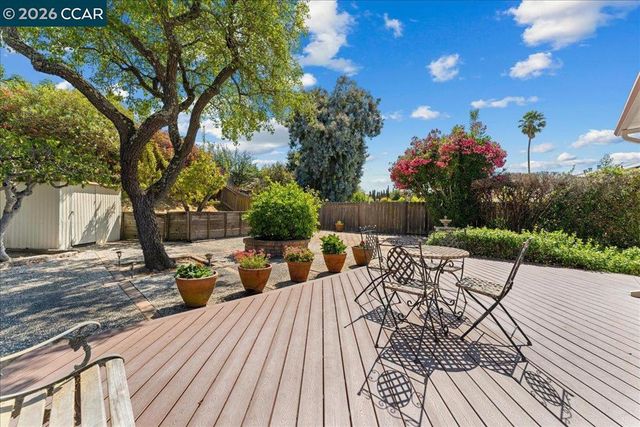 124 Chestnut Dr, Hercules, CA 94547