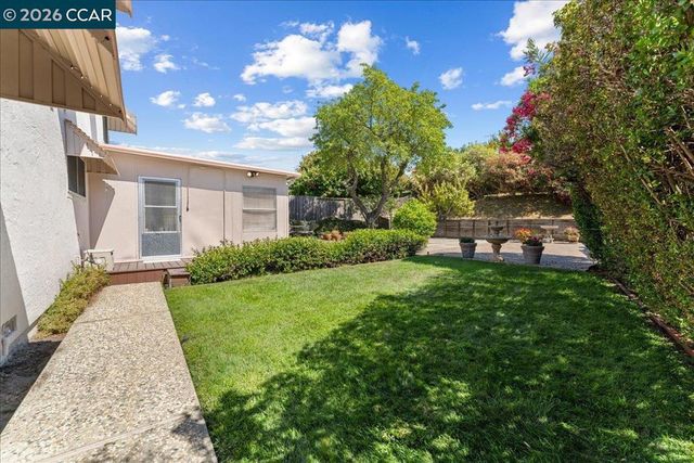 124 Chestnut Dr, Hercules, CA 94547