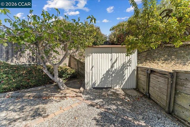 124 Chestnut Dr, Hercules, CA 94547