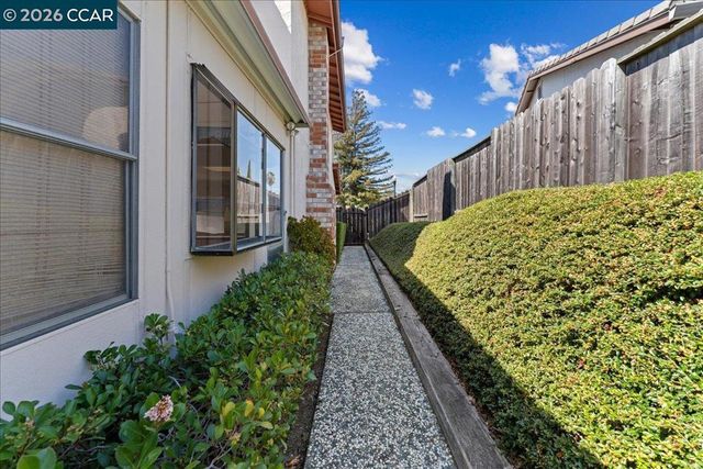 124 Chestnut Dr, Hercules, CA 94547