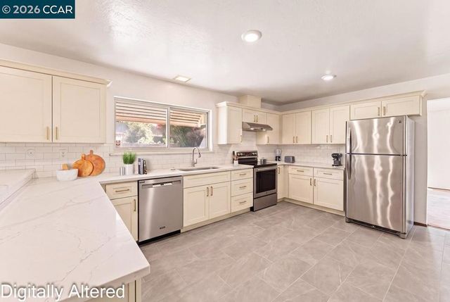 124 Chestnut Dr, Hercules, CA 94547