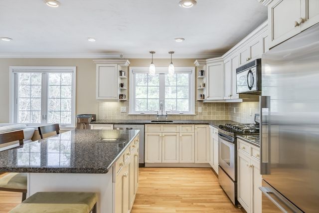 66 Frog Pond Close, Mashpee, MA 02649