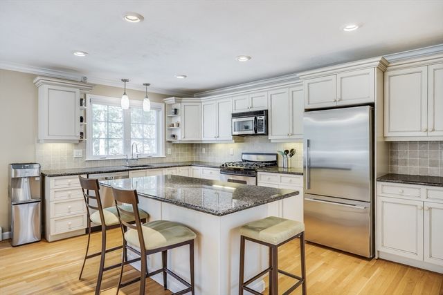 66 Frog Pond Close, Mashpee, MA 02649
