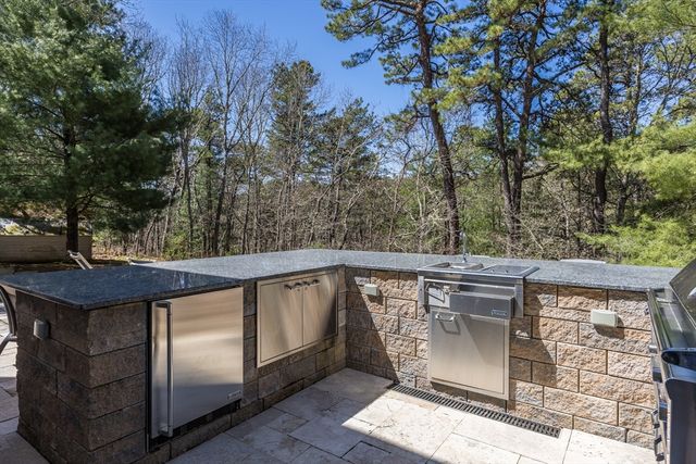 66 Frog Pond Close, Mashpee, MA 02649