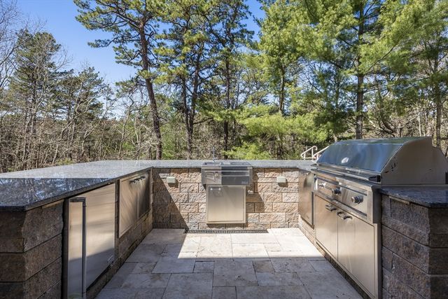 66 Frog Pond Close, Mashpee, MA 02649