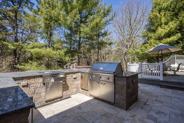66 Frog Pond Close, Mashpee, MA 02649