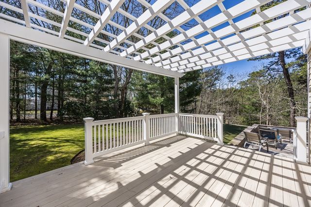 66 Frog Pond Close, Mashpee, MA 02649