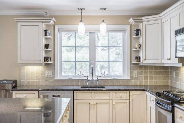 66 Frog Pond Close, Mashpee, MA 02649