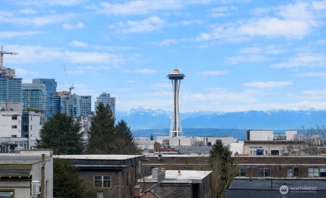 315 12th Avenue E, Seattle, WA 98102