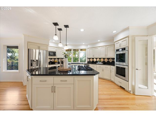 18520 DELENKA Ln, Lake Oswego, OR 97034