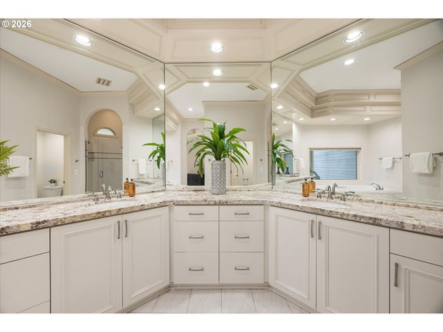 18520 DELENKA Ln, Lake Oswego, OR 97034