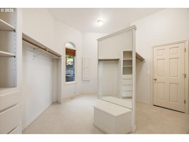 18520 DELENKA Ln, Lake Oswego, OR 97034