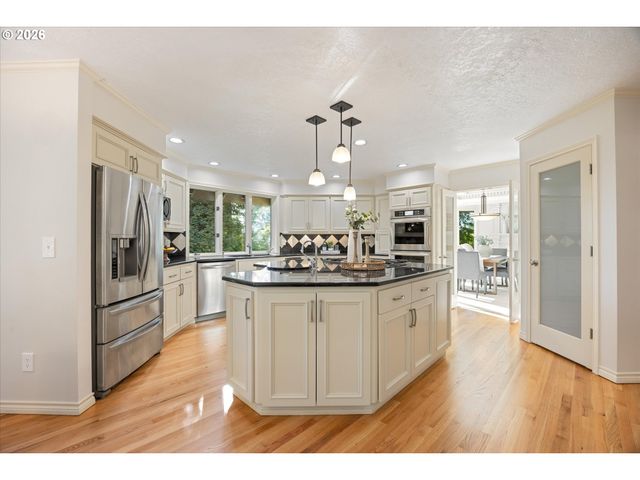 18520 DELENKA Ln, Lake Oswego, OR 97034