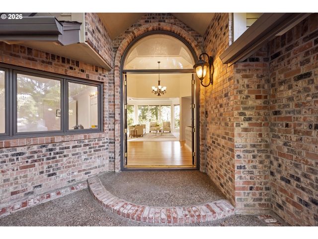 18520 DELENKA Ln, Lake Oswego, OR 97034