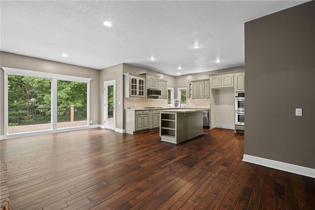 5812 MANOR Lane, Parkville, MO 64152